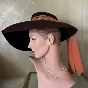 BEWITCHING 1940s' VERY LARGE BRIM BROWN FELT HAT + ORANGE GROSGRAIN BAND/SEQUINS
